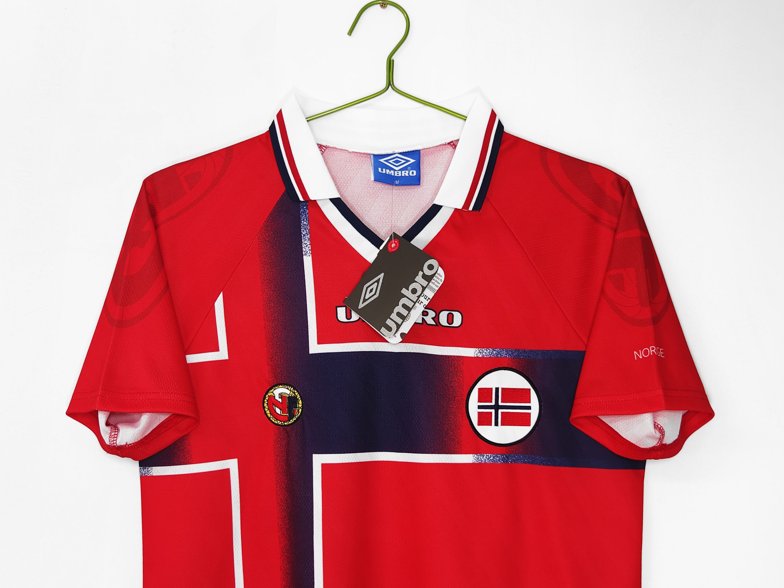 199798E8B59BE5ADA3E68CAAE5A881E4B8BBE59CBAE5A48DE58FA4-scaled-1.jpg Norway 1997-98 Home Retro Jersey – Red/Navy - Image 1
